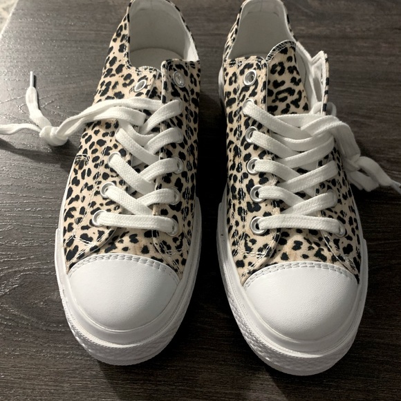 Leopard print sneakers. - Picture 1 of 3